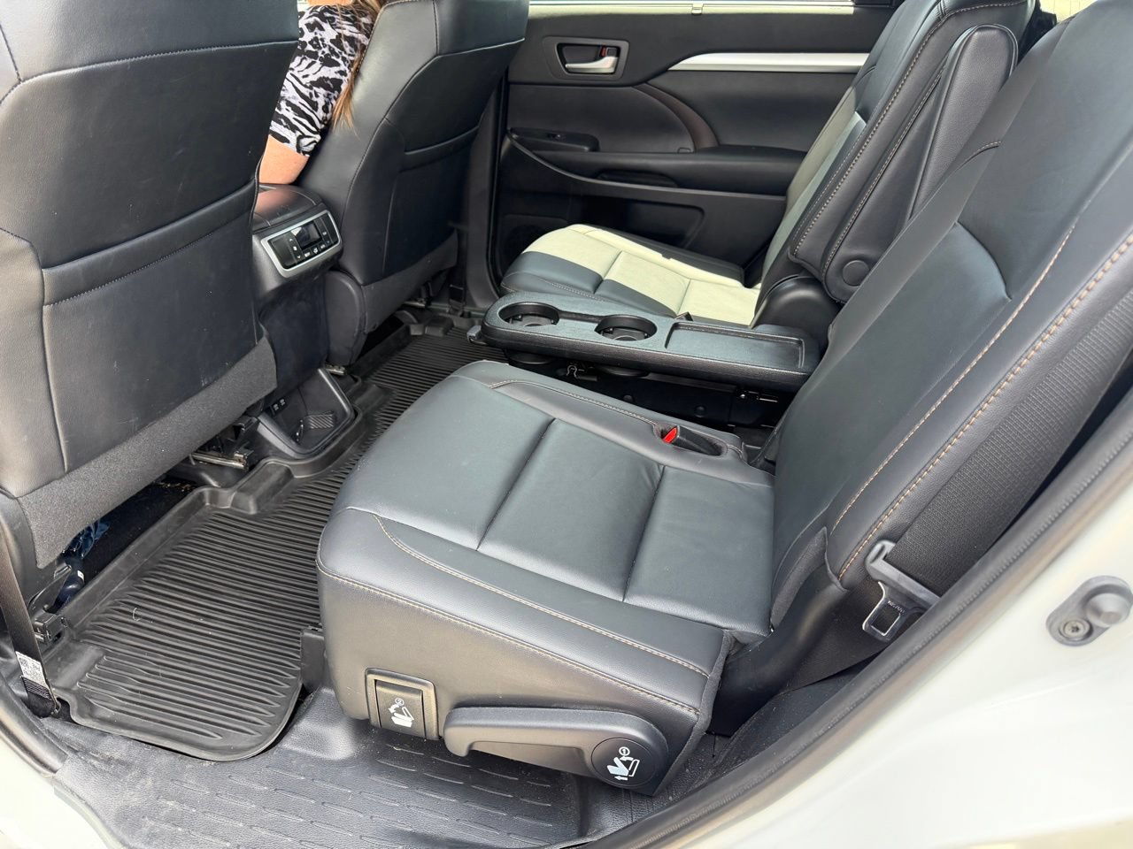 Used 2019 Toyota Highlander XLE AWD/4WD image 12