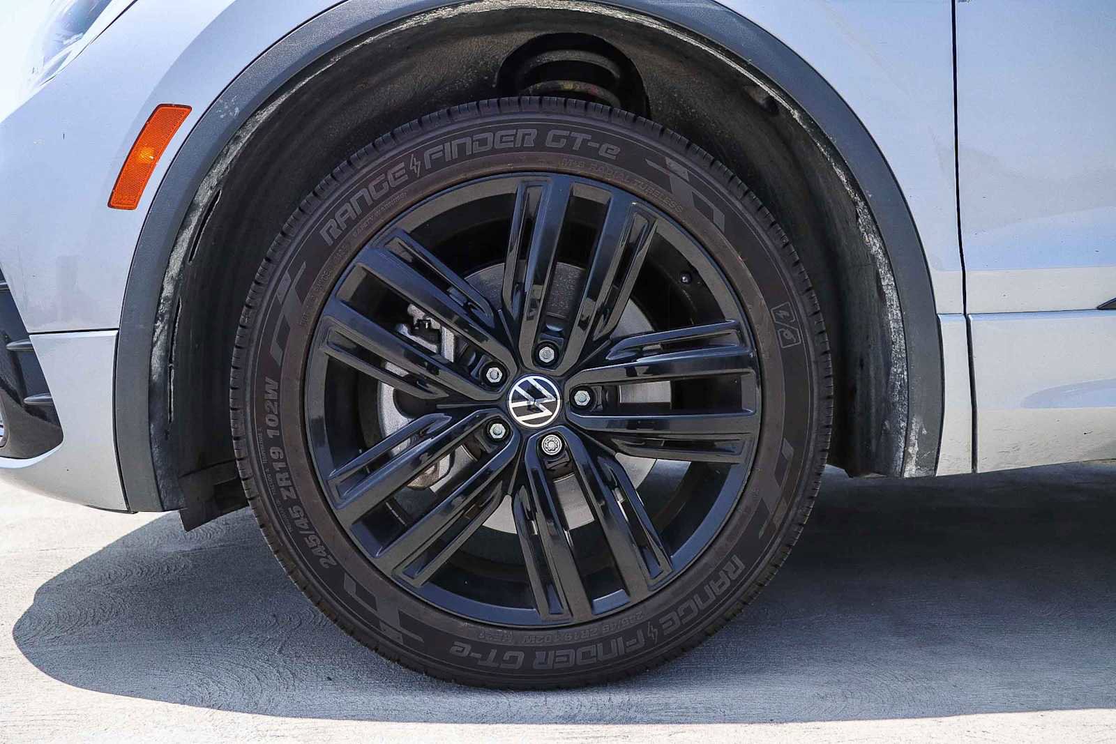 Certified 2022 Volkswagen Tiguan SE R-Line FWD image 11