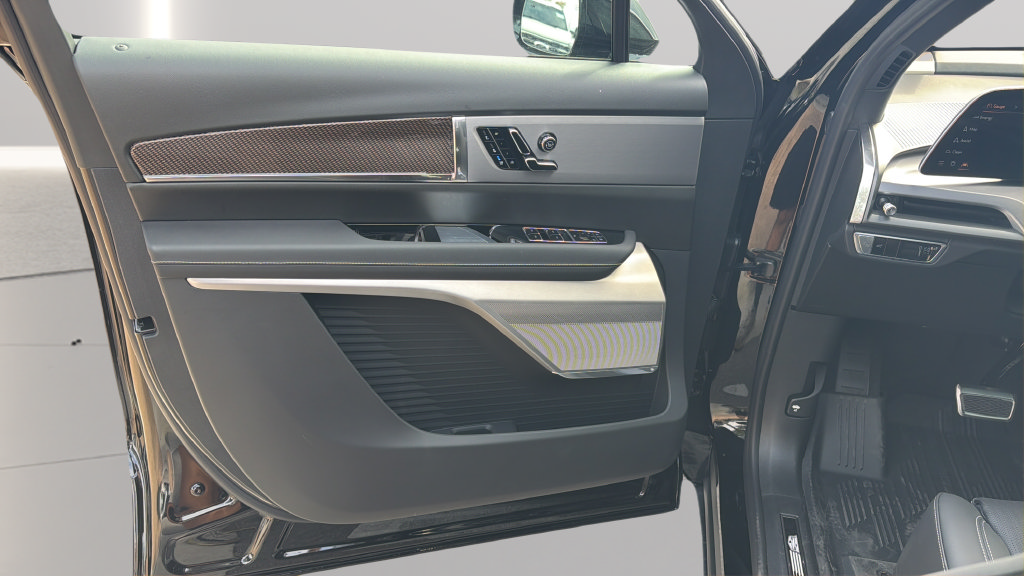 New 2027 Cadillac Vistiq Luxury w/ LPO, Floor Liner Package AWD/4WD image 9