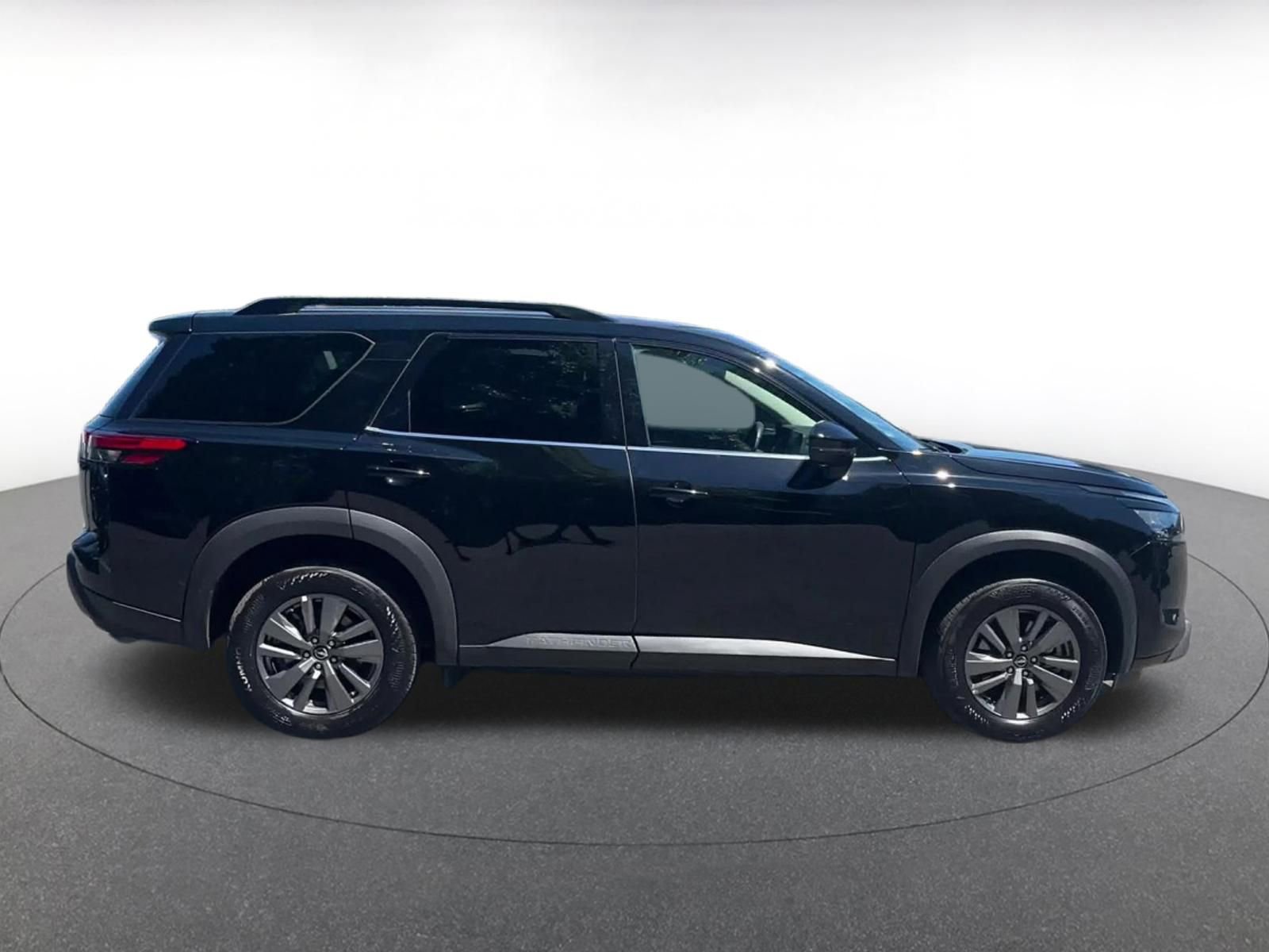 Used 2025 Nissan Pathfinder SV FWD image 16