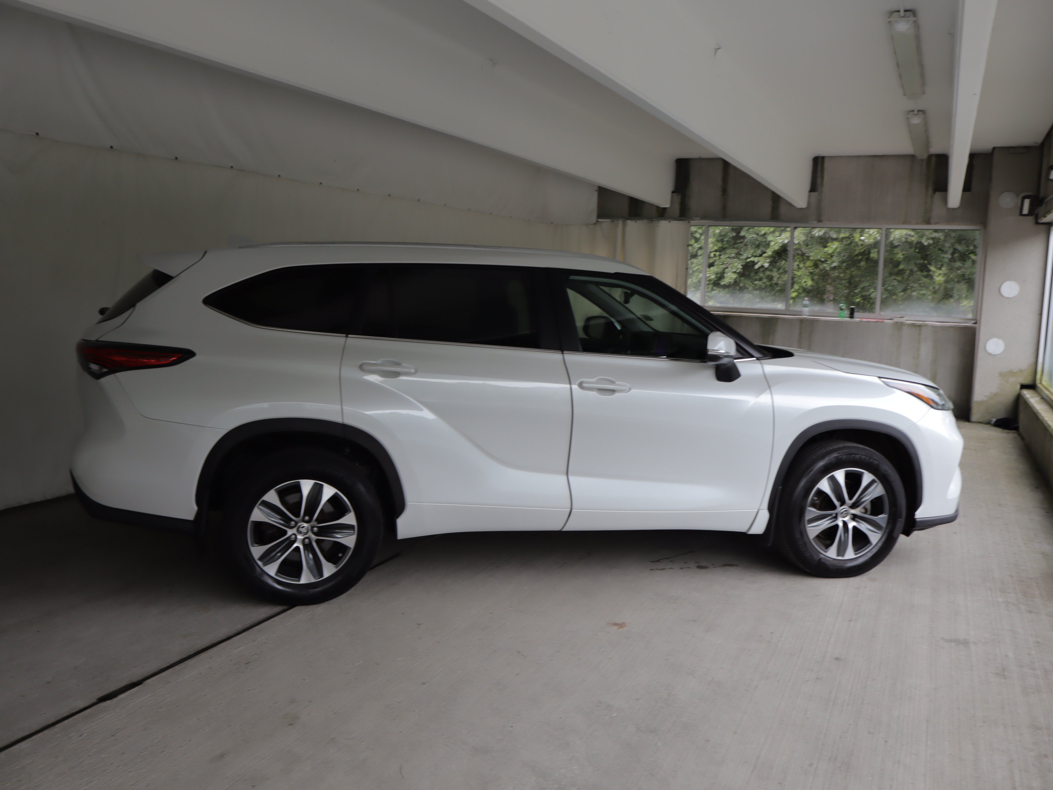 Used 2023 Toyota Highlander XLE AWD/4WD image 6