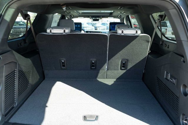 New 2026 Chevrolet Suburban Premier RWD image 8