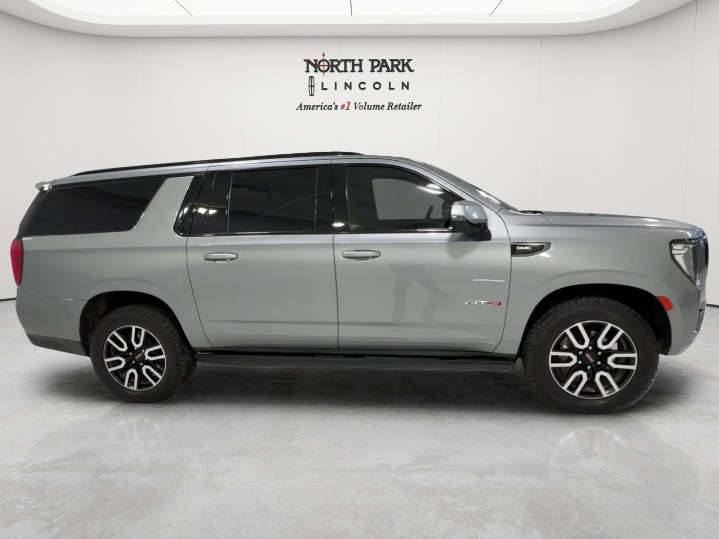 Used 2023 GMC Yukon XL AT4 w/ AT4 Premium Package AWD/4WD image 4