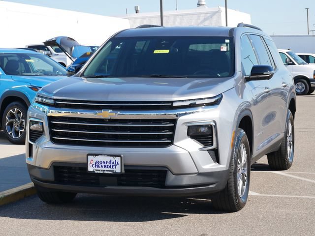 Used 2025 Chevrolet Traverse LT w/ Driver Confidence Package AWD/4WD image 3