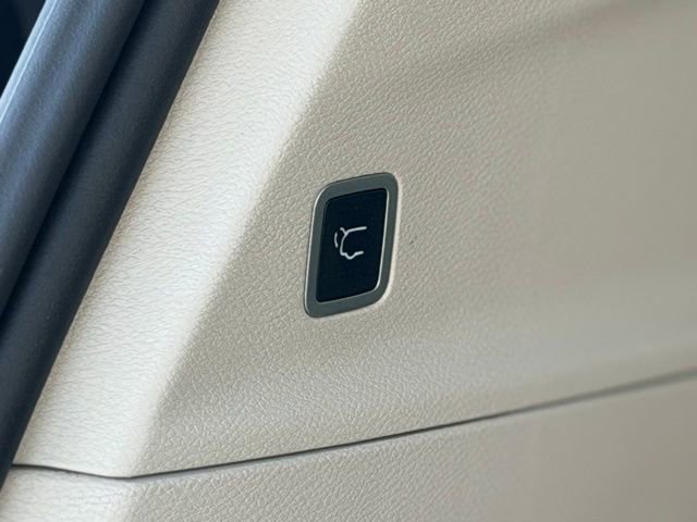 Used 2023 Chrysler Pacifica Touring-L image 28