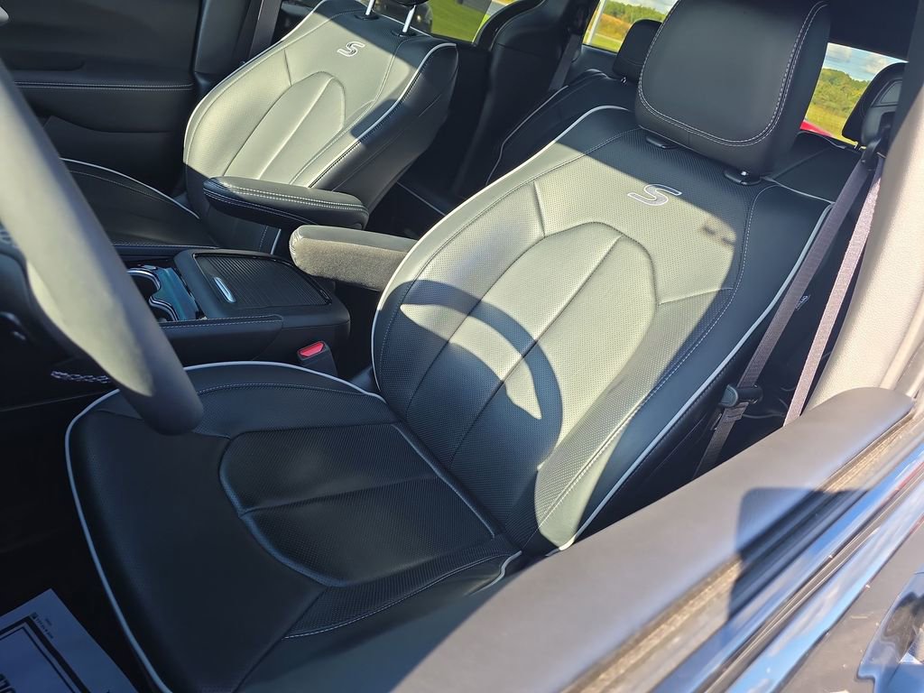 Used 2024 Chrysler Pacifica Limited w/ S Appearance Package AWD/4WD image 11