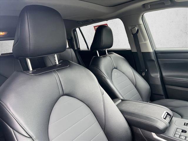 Certified 2025 Toyota Highlander XLE image 24