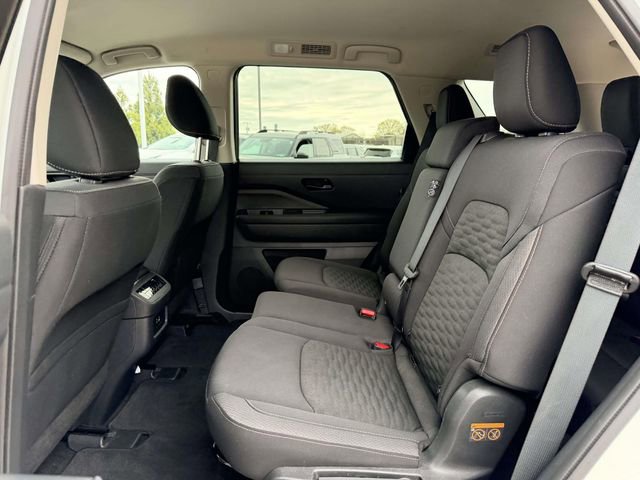 Used 2025 Nissan Pathfinder SV image 13