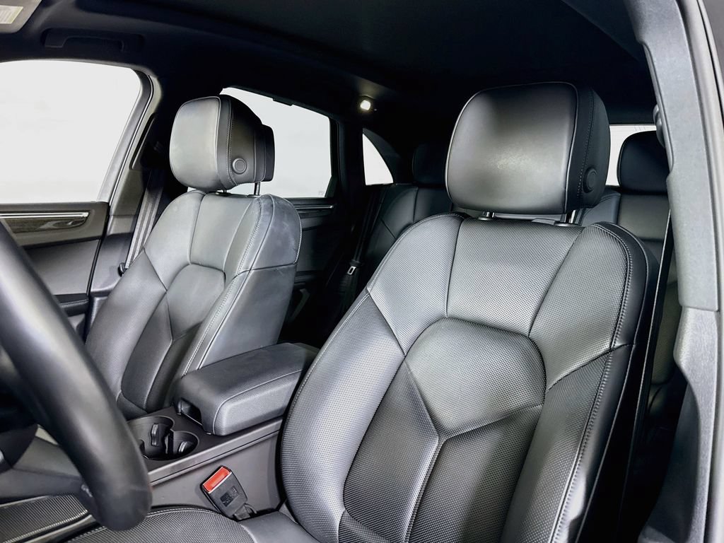 Certified 2024 Porsche Macan AWD/4WD image 5