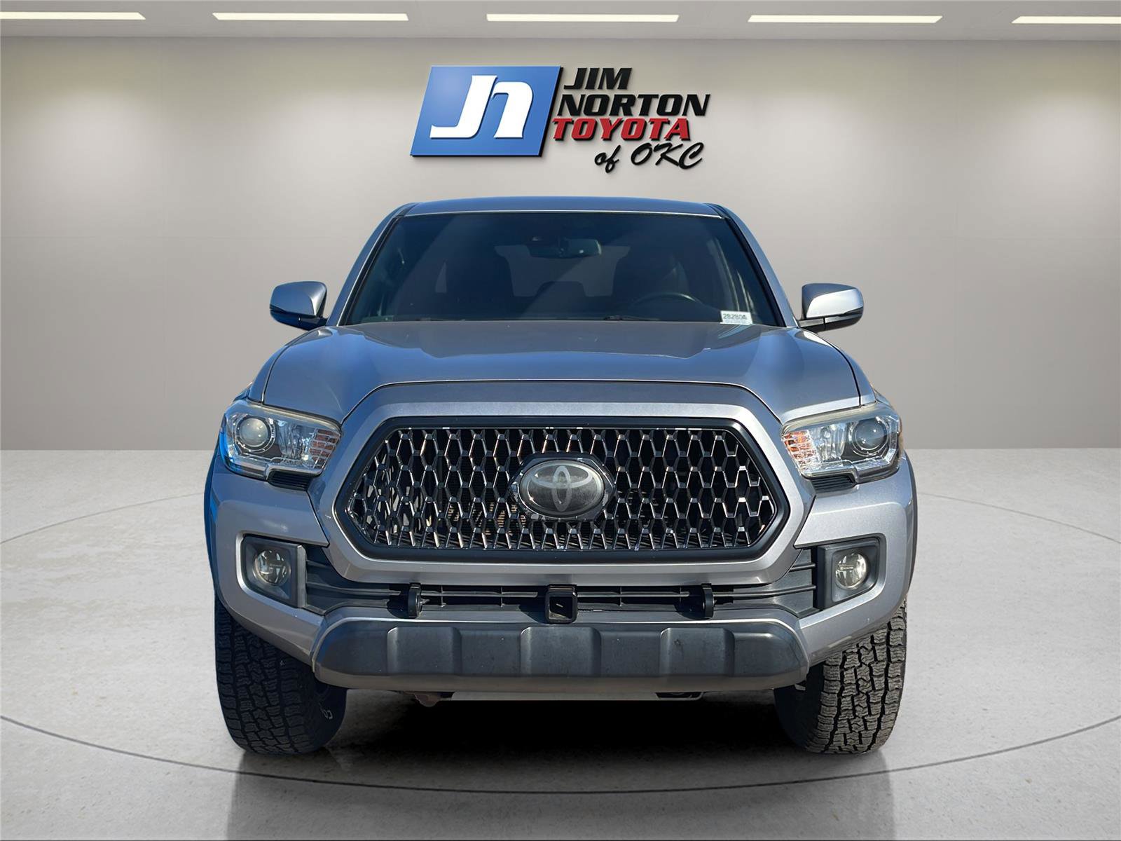 Used 2018 Toyota Tacoma TRD Off-Road image 2