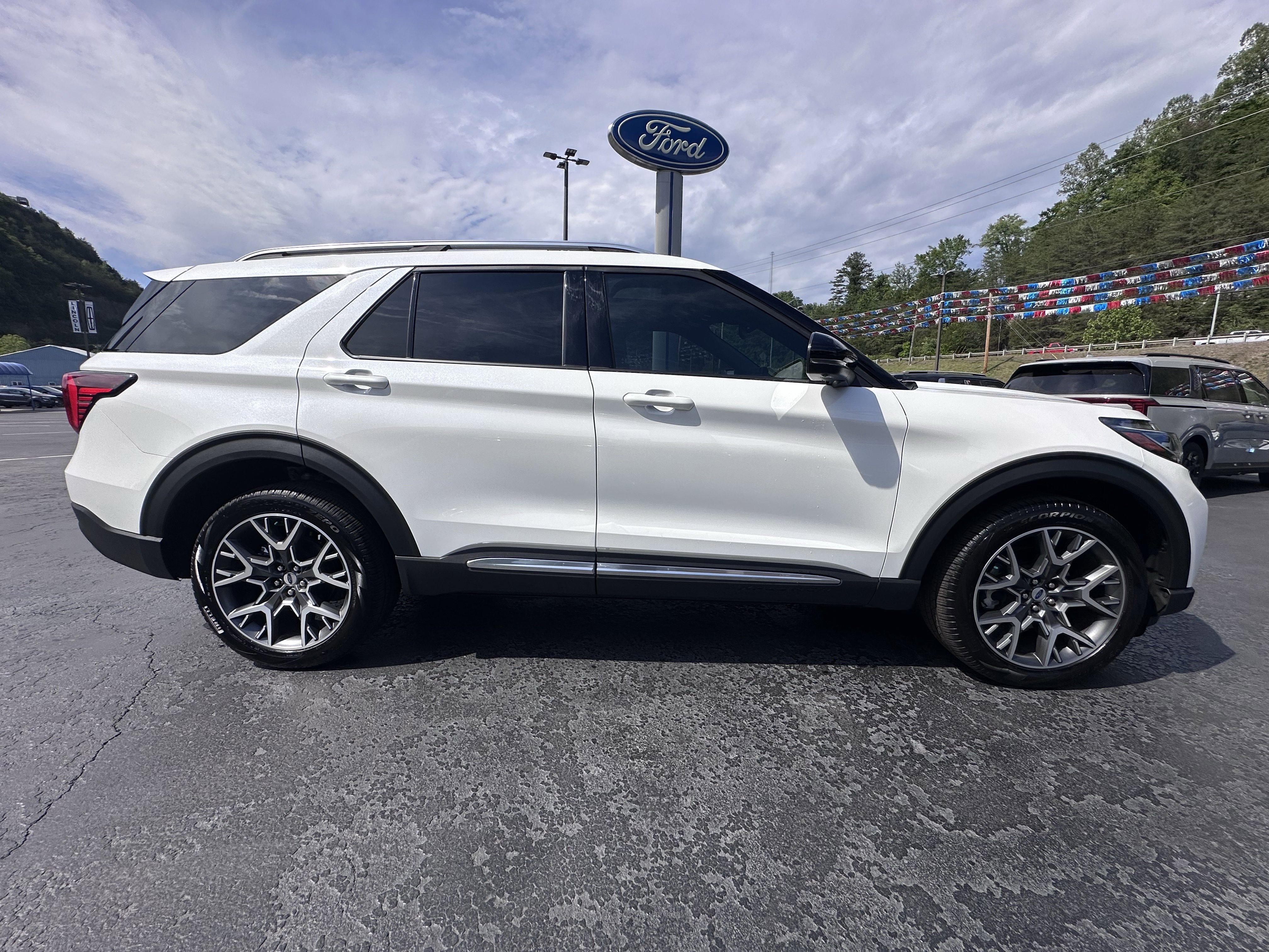 Used 2025 Ford Explorer Platinum w/ Ultimate Package AWD/4WD image 25
