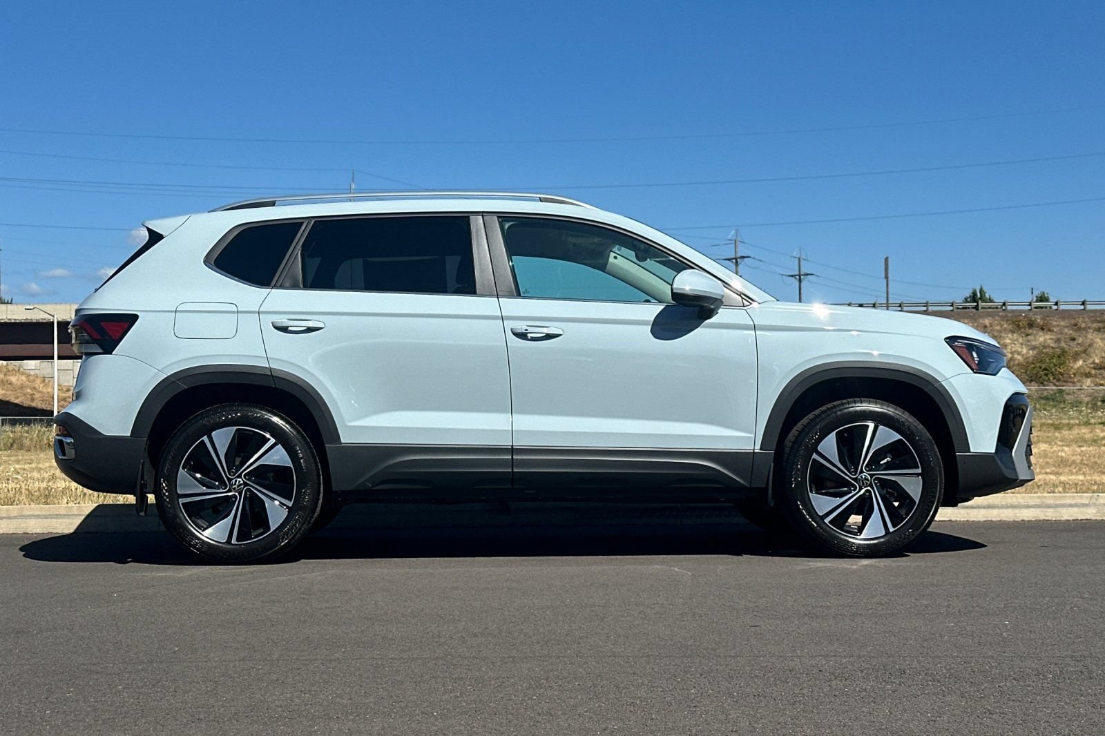 New 2026 Volkswagen Taos SE AWD/4WD image 2
