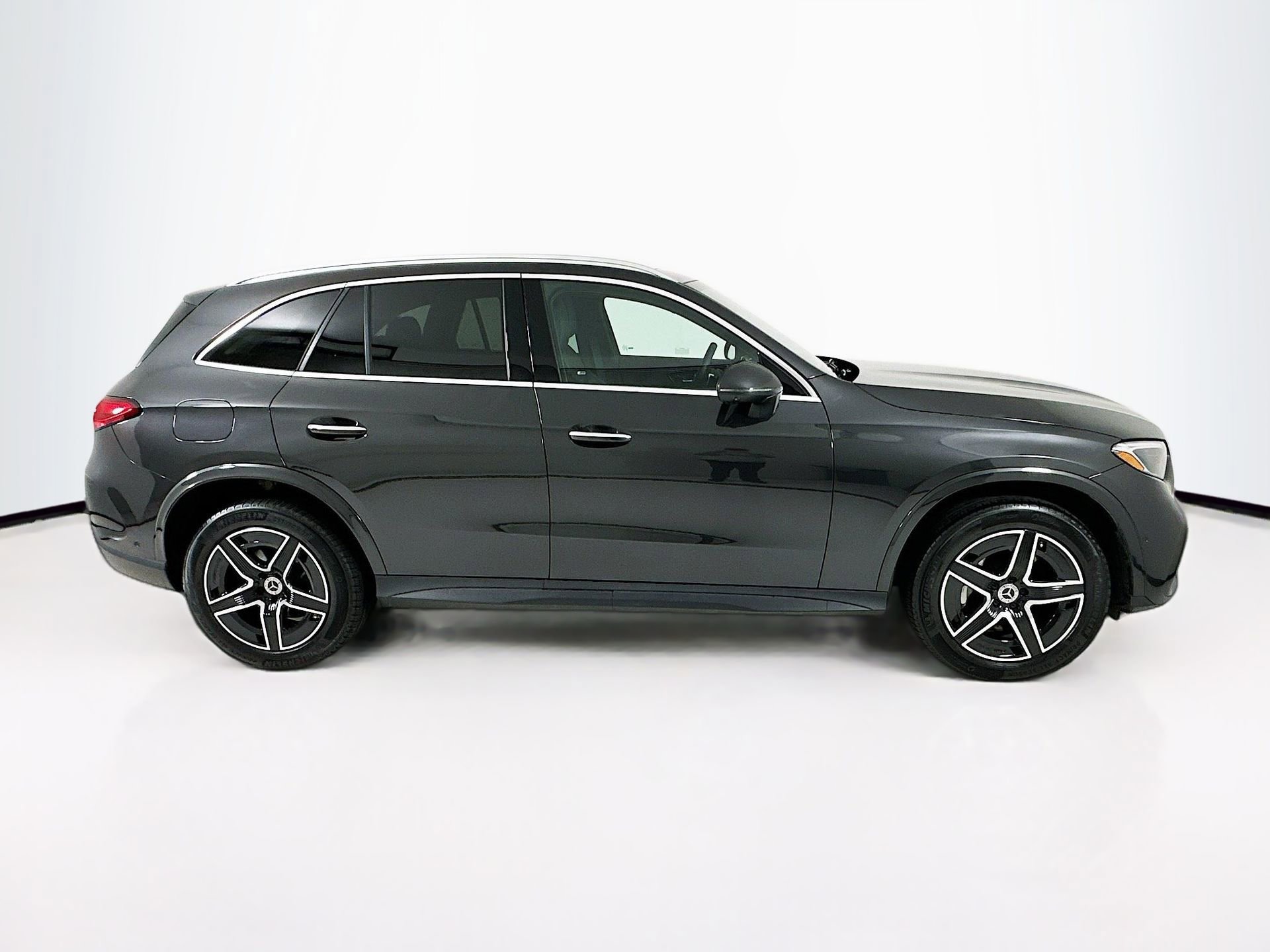 Used 2025 Mercedes-Benz GLC 300 4MATIC image 9