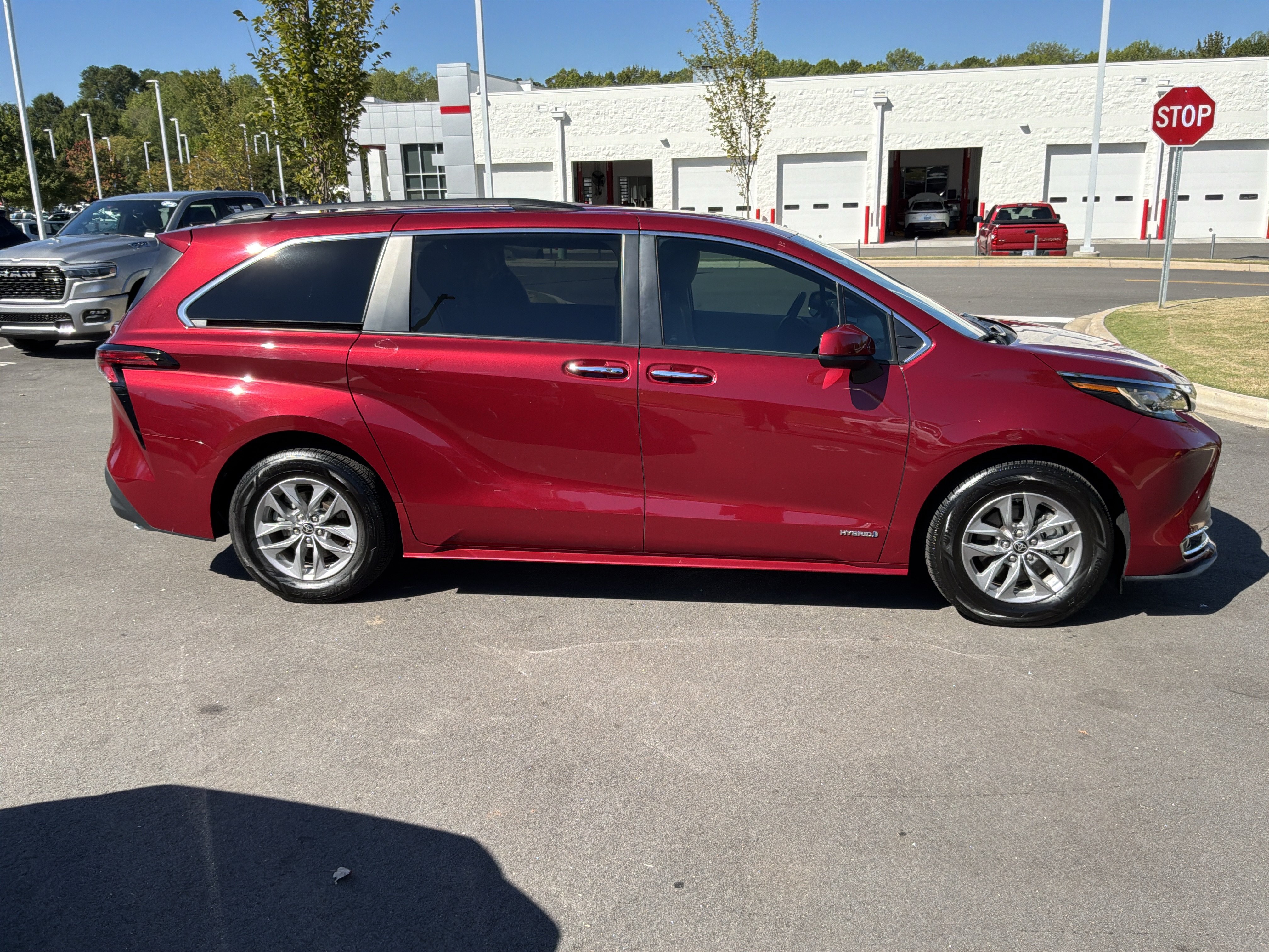Used 2021 Toyota Sienna XLE FWD image 11