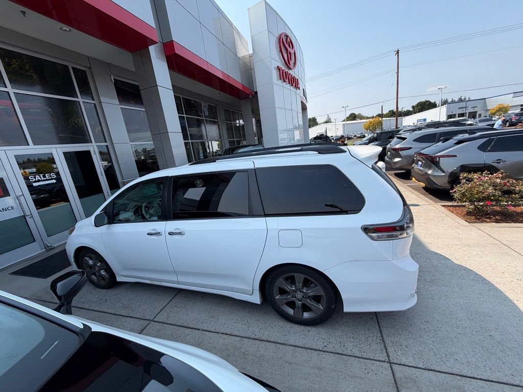 Used 2013 Toyota Sienna SE FWD image 3
