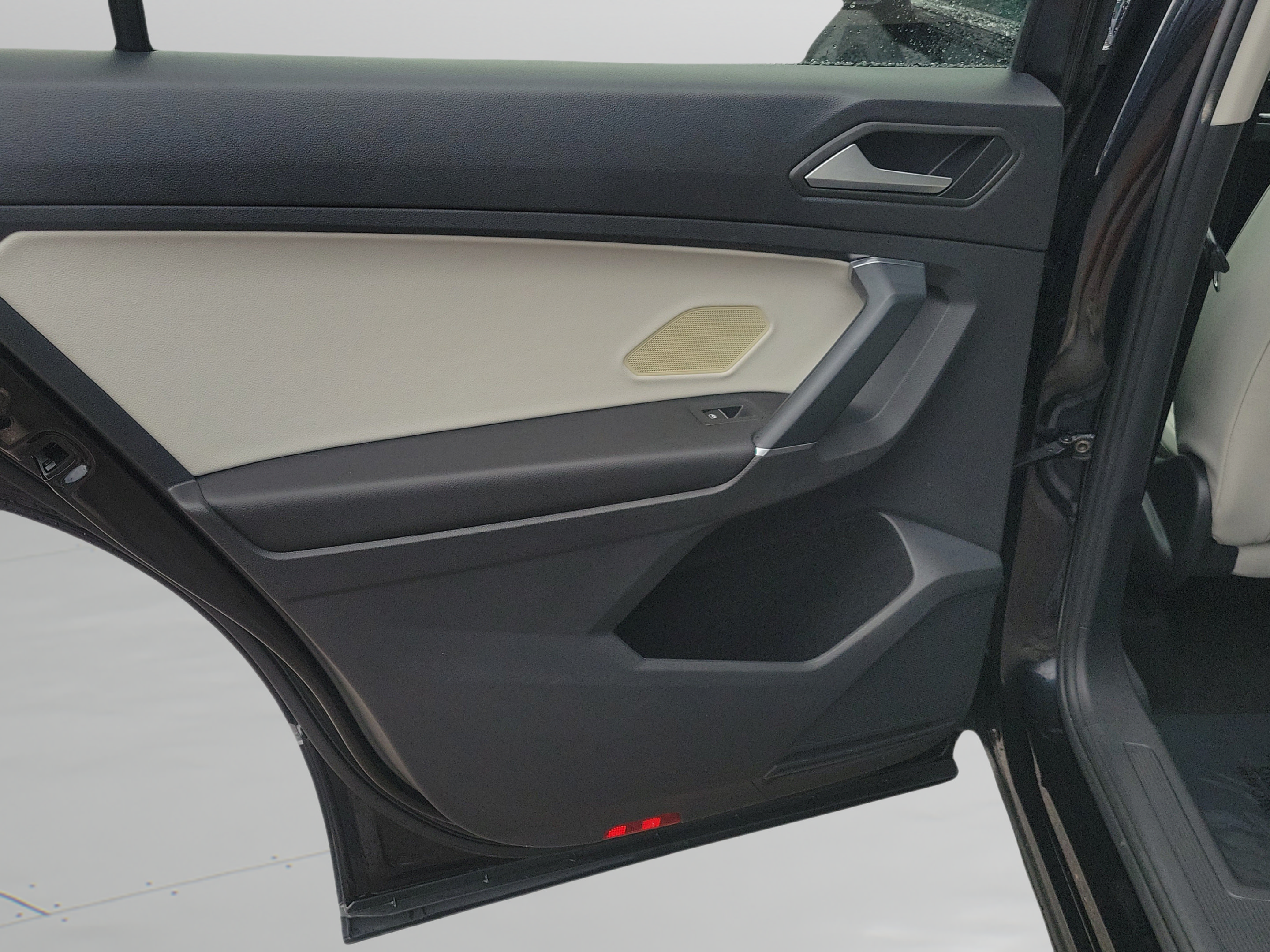 Used 2020 Volkswagen Tiguan SE w/ Panoramic Sunroof Package FWD image 6