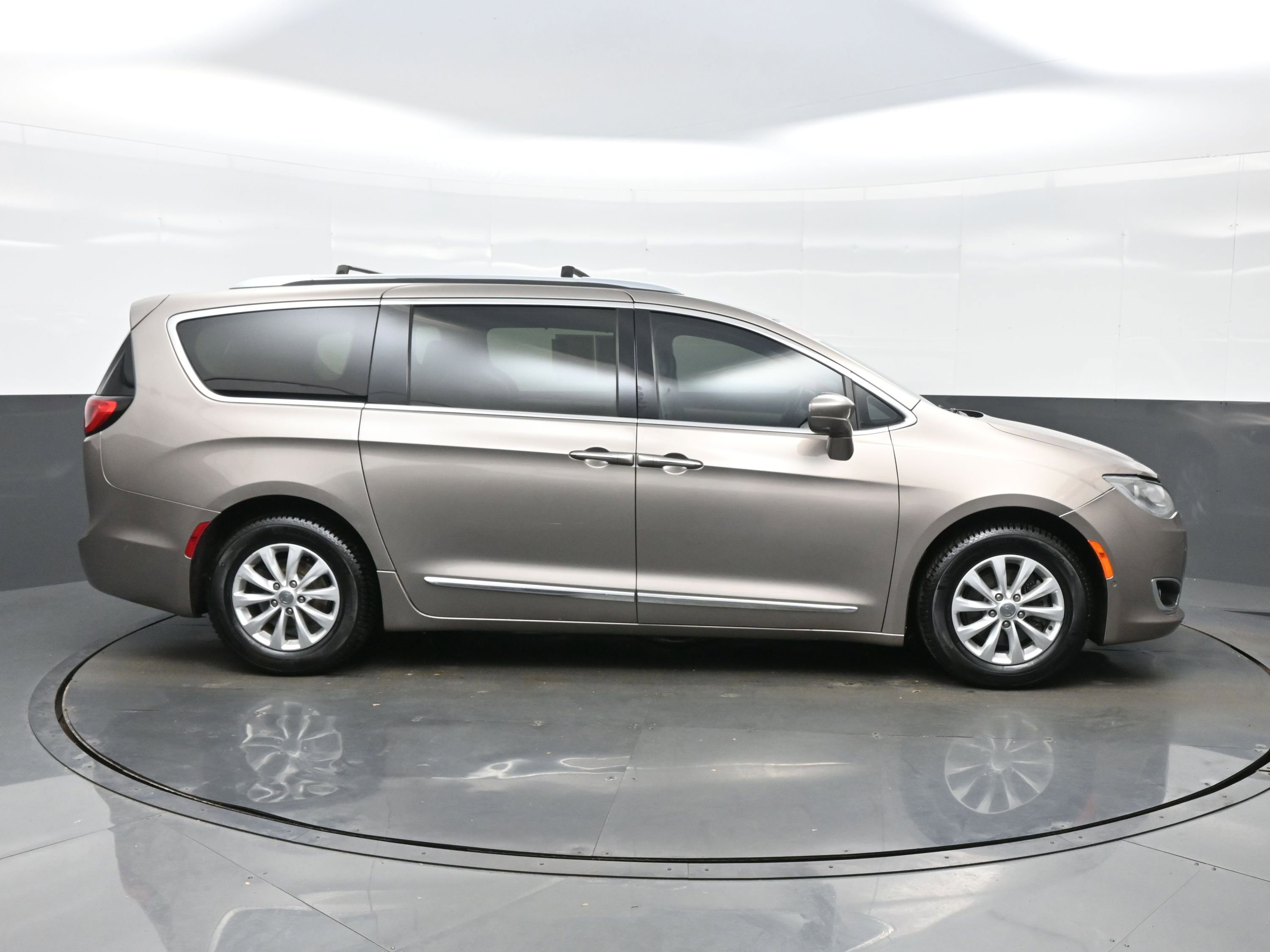 Used 2018 Chrysler Pacifica Touring-L Plus w/ Advanced Safetytec Group FWD image 7