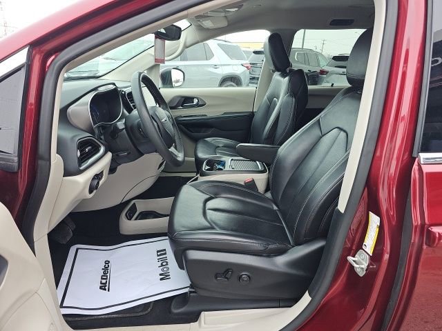 Used 2023 Chrysler Pacifica Touring-L image 9
