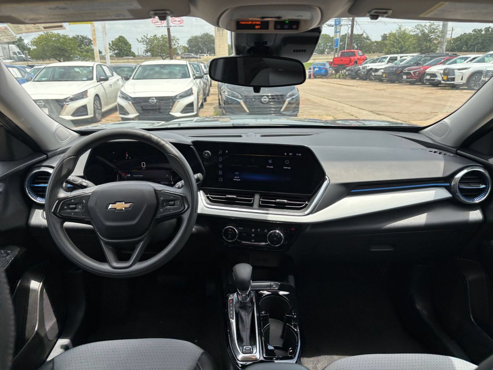 Used 2025 Chevrolet Trax LT FWD image 27