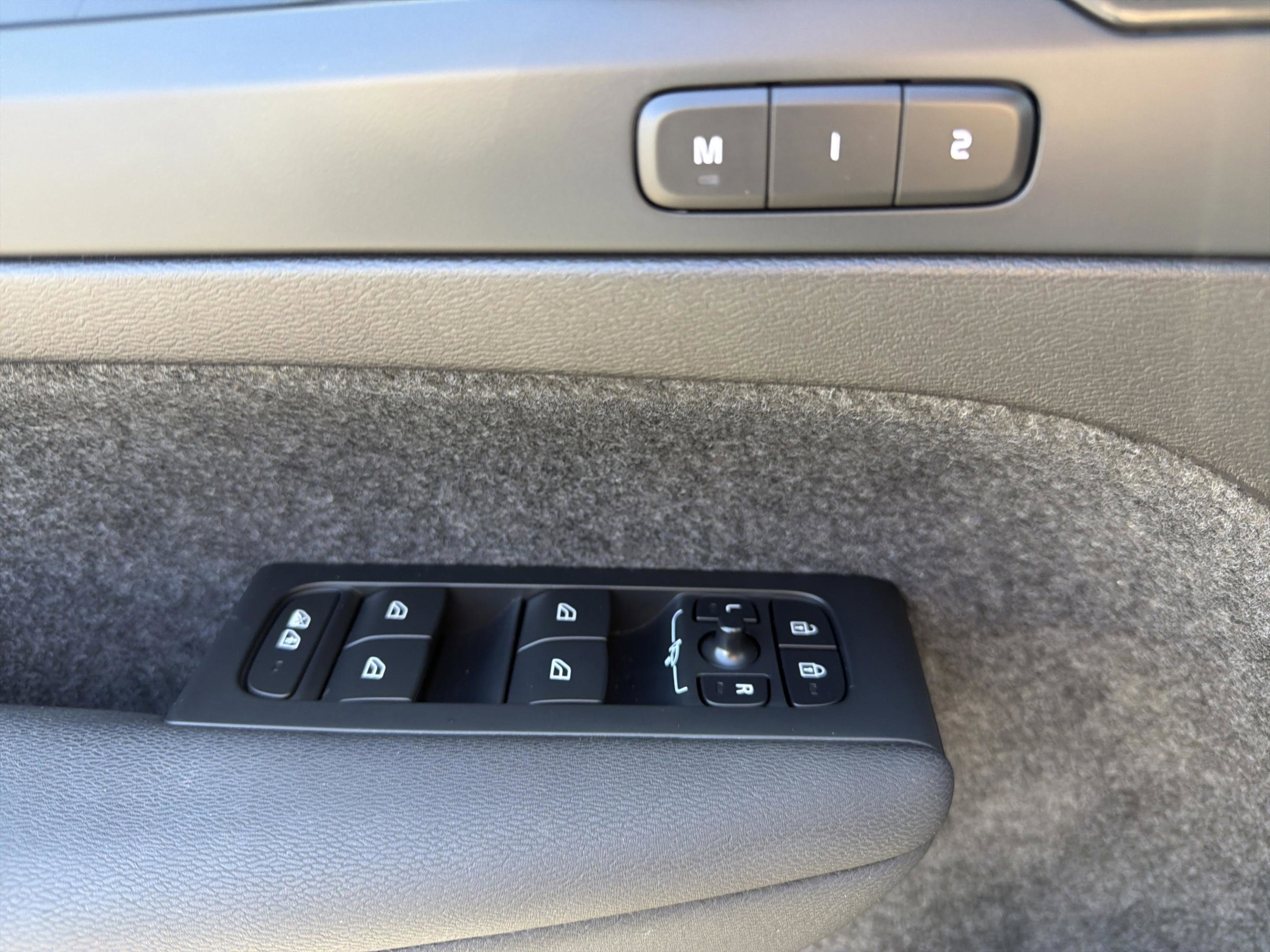 Used 2023 Volvo XC40 Recharge Ultimate image 26