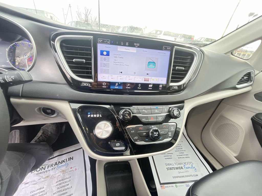 Used 2024 Chrysler Pacifica Touring-L image 18