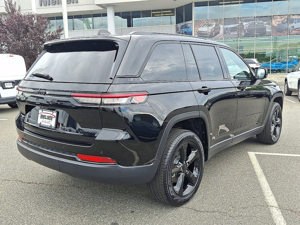 Used 2025 Jeep Grand Cherokee Limited w/ Black Appearance Package AWD/4WD image 31