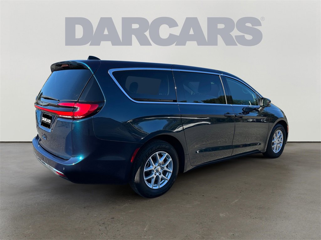 Used 2023 Chrysler Pacifica Touring-L image 7