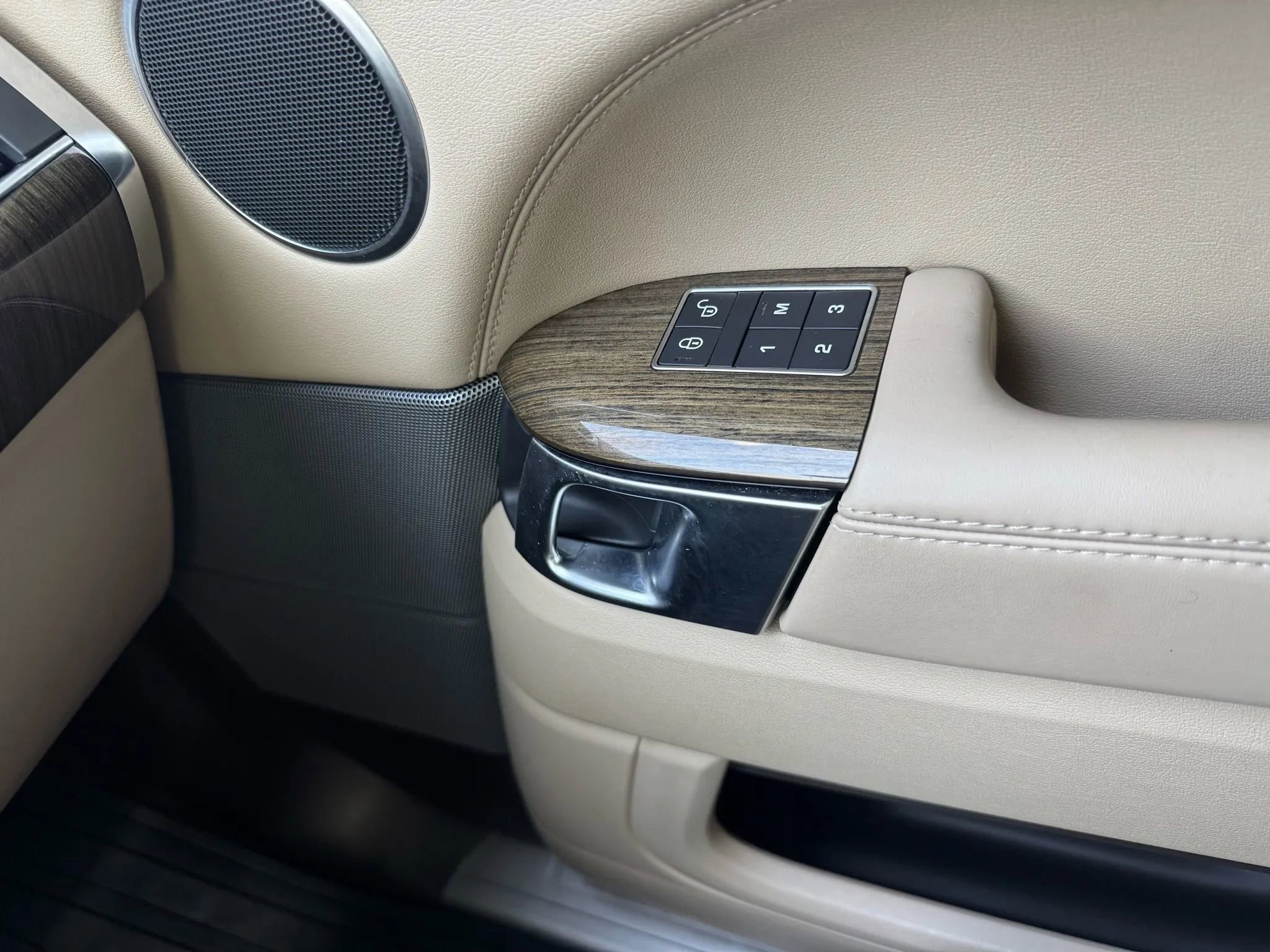 Used 2017 Land Rover Range Rover Sport HSE image 33