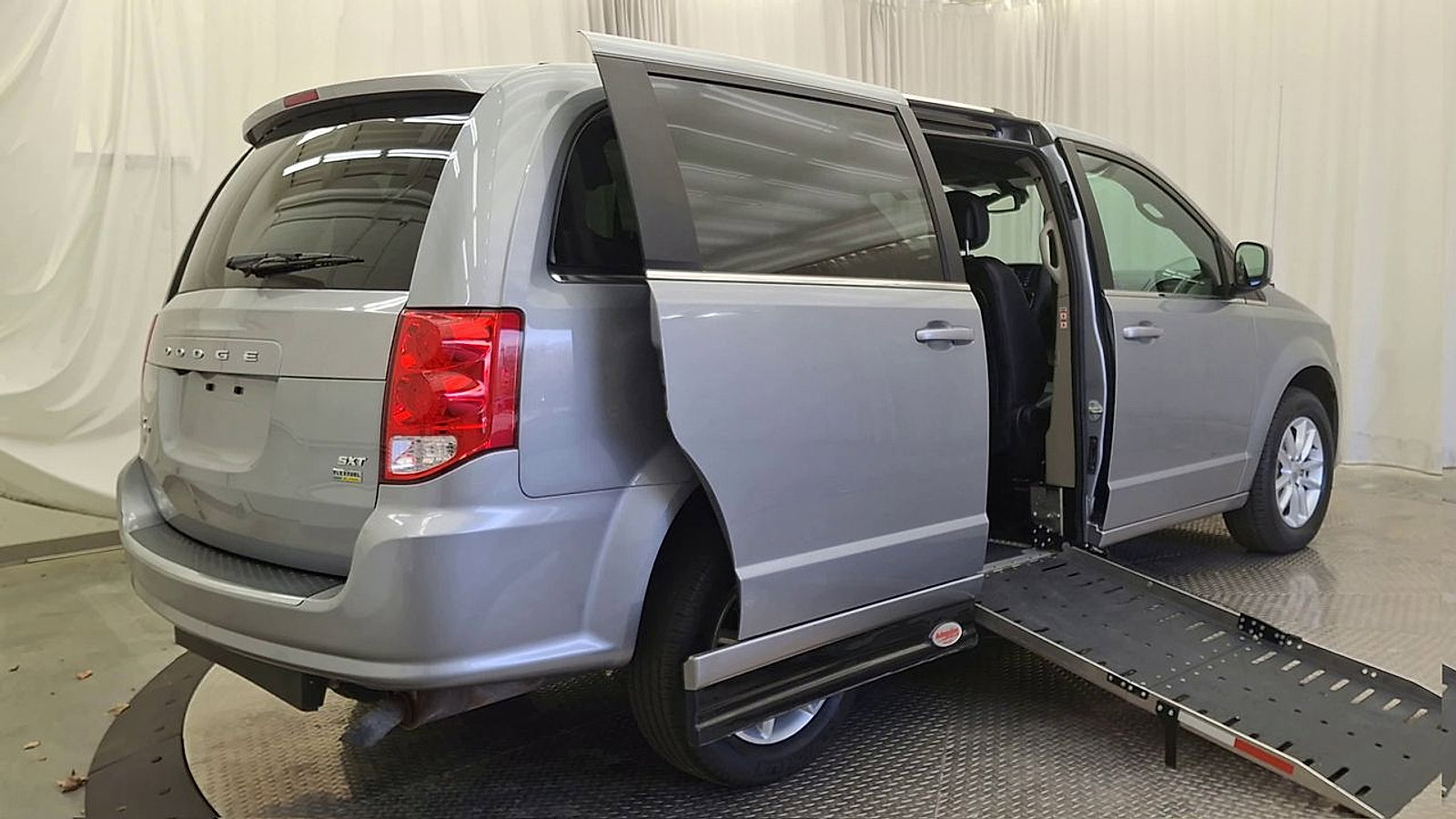 Used 2019 Dodge Grand Caravan SXT image 3