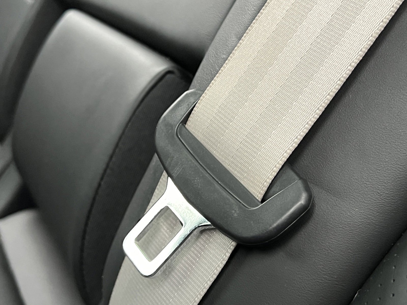 Certified 2022 Porsche Cayenne Platinum Edition image 34