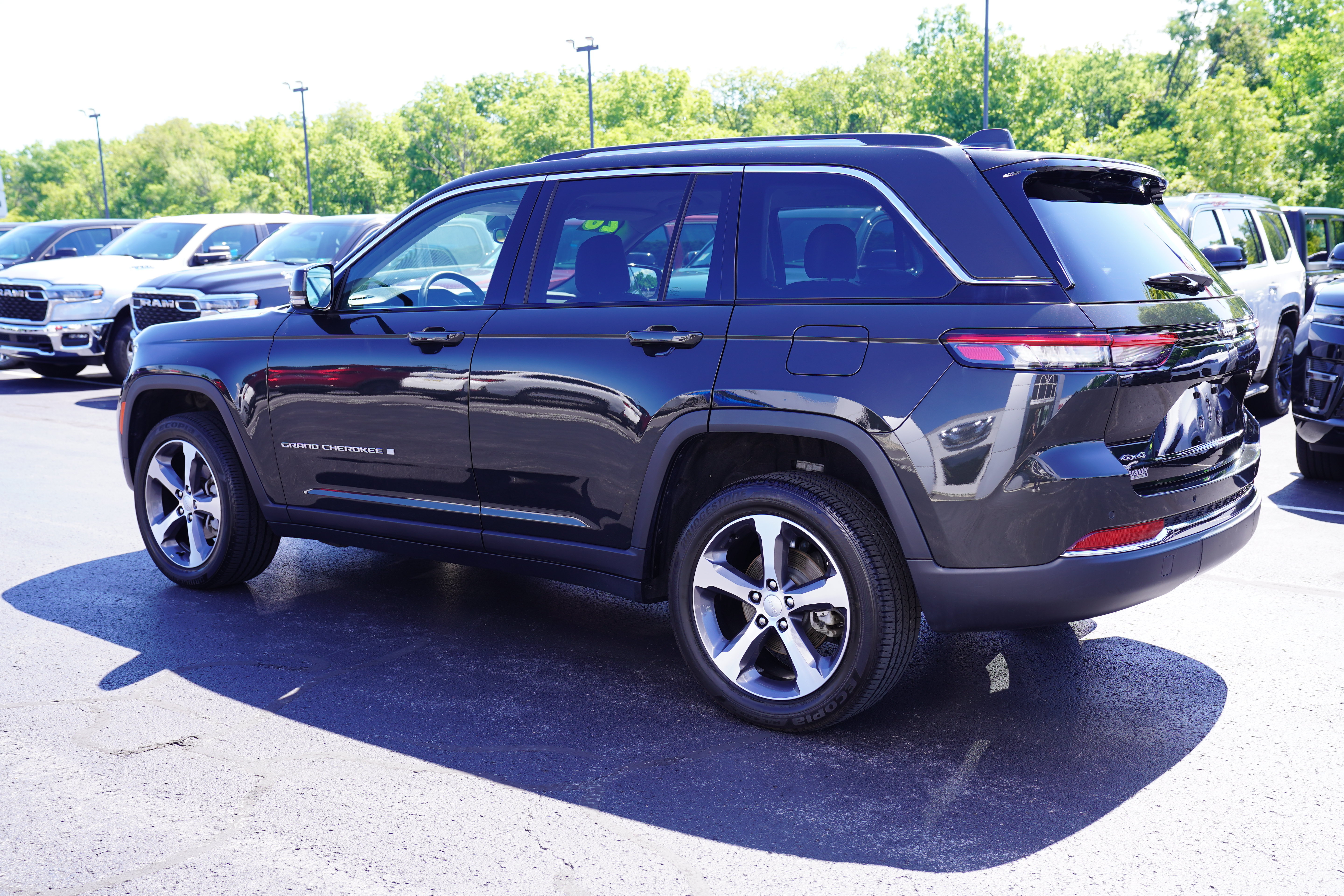 Used 2023 Jeep Grand Cherokee Limited AWD/4WD image 8