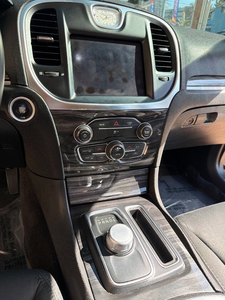 Used 2018 Chrysler 300 Touring w/ Chrome Appearance Package RWD image 20