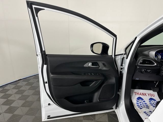 Used 2026 Chrysler Pacifica Select FWD image 15