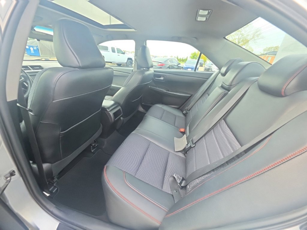 Used 2015 Toyota Camry SE w/ Moonroof Package FWD image 27