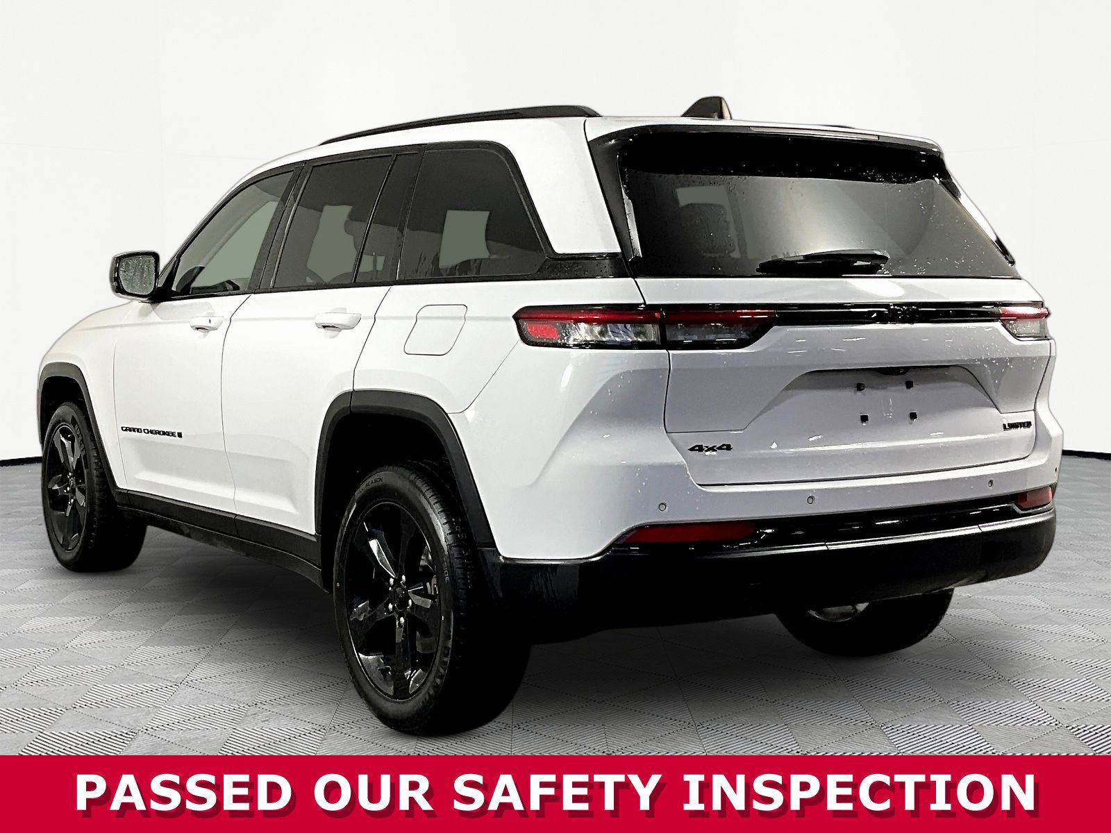 Used 2023 Jeep Grand Cherokee Limited w/ Black Appearance Package AWD/4WD image 4