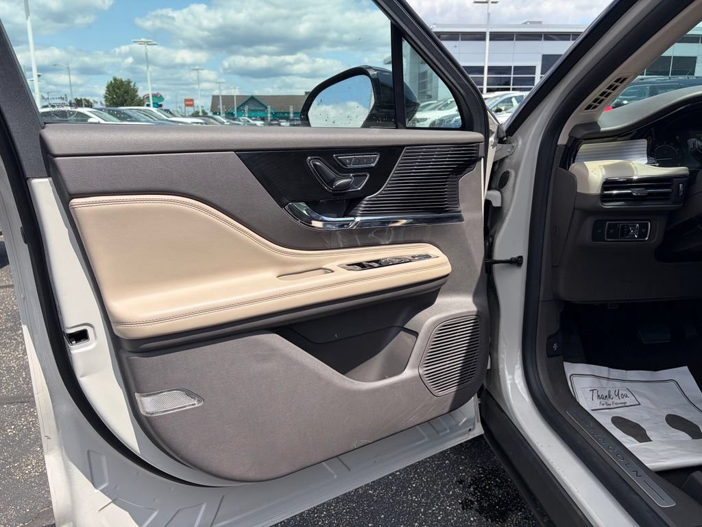 Used 2022 Lincoln Corsair AWD w/ Premium Package image 13