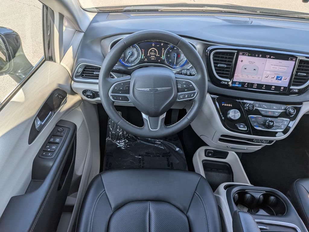 Used 2024 Chrysler Pacifica Touring-L FWD image 16