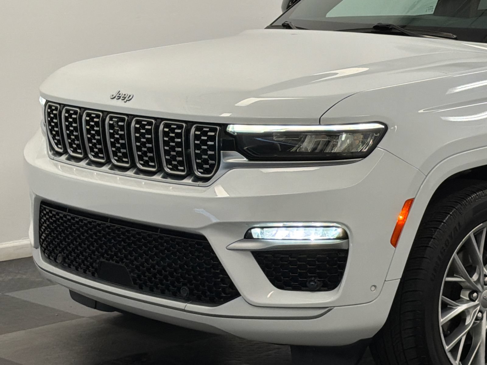 Used 2022 Jeep Grand Cherokee Summit AWD/4WD image 2