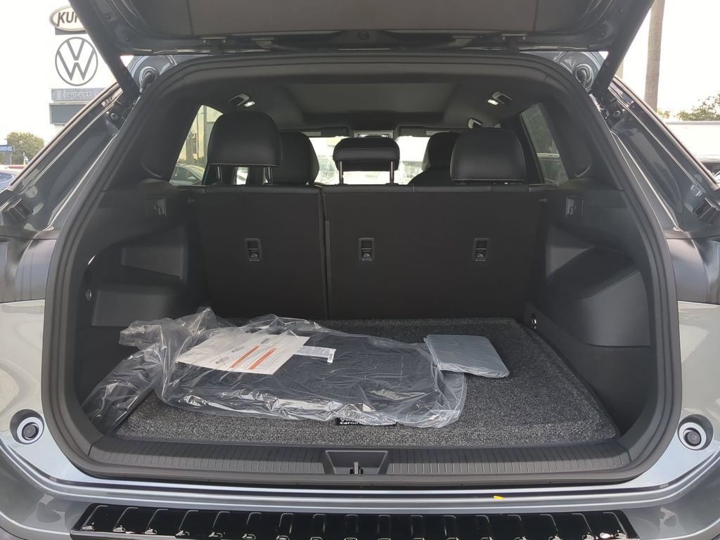 New 2025 Volkswagen Tiguan SE R-Line FWD image 9