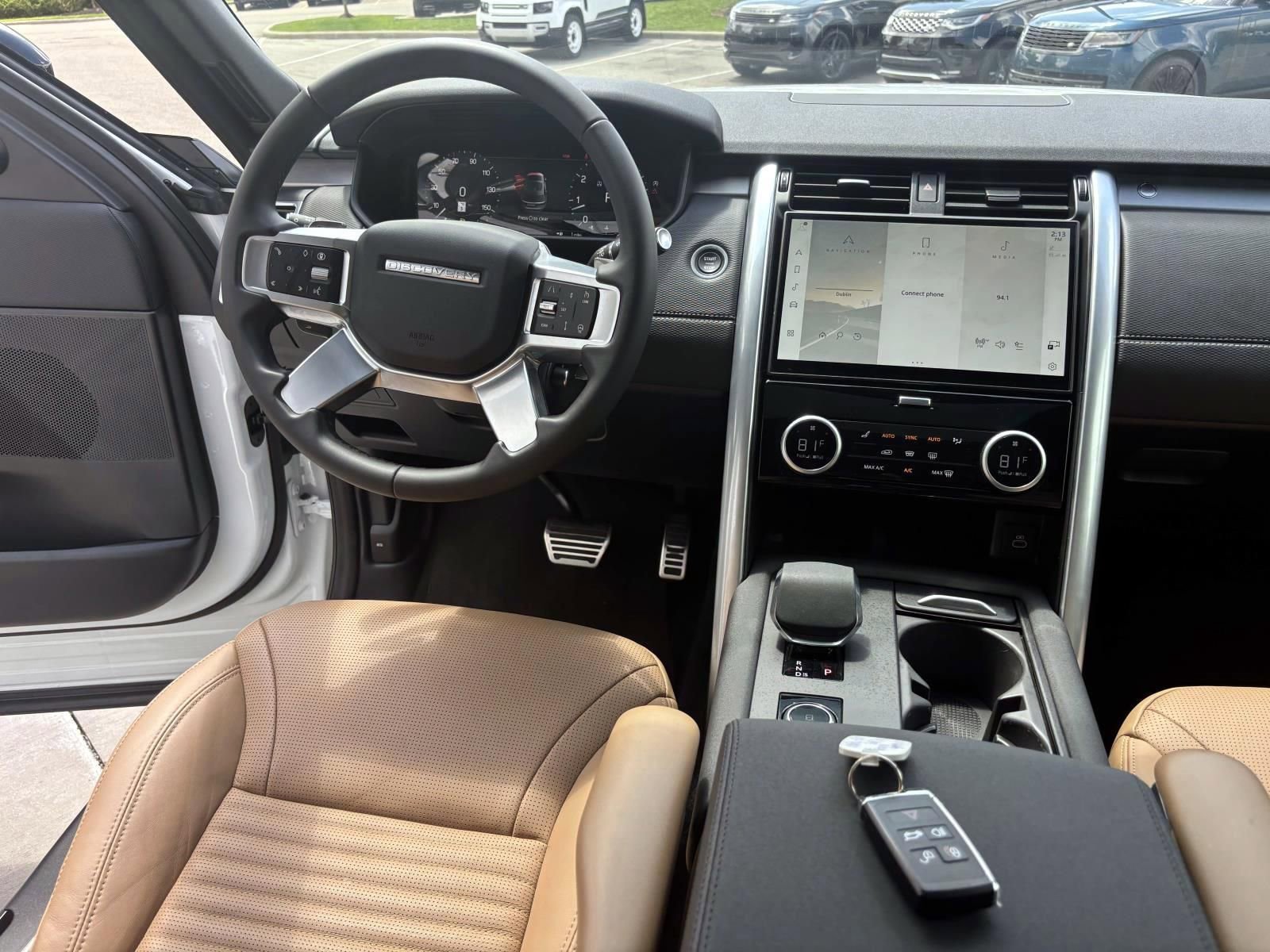 Used 2025 Land Rover Discovery Dynamic SE AWD/4WD image 24