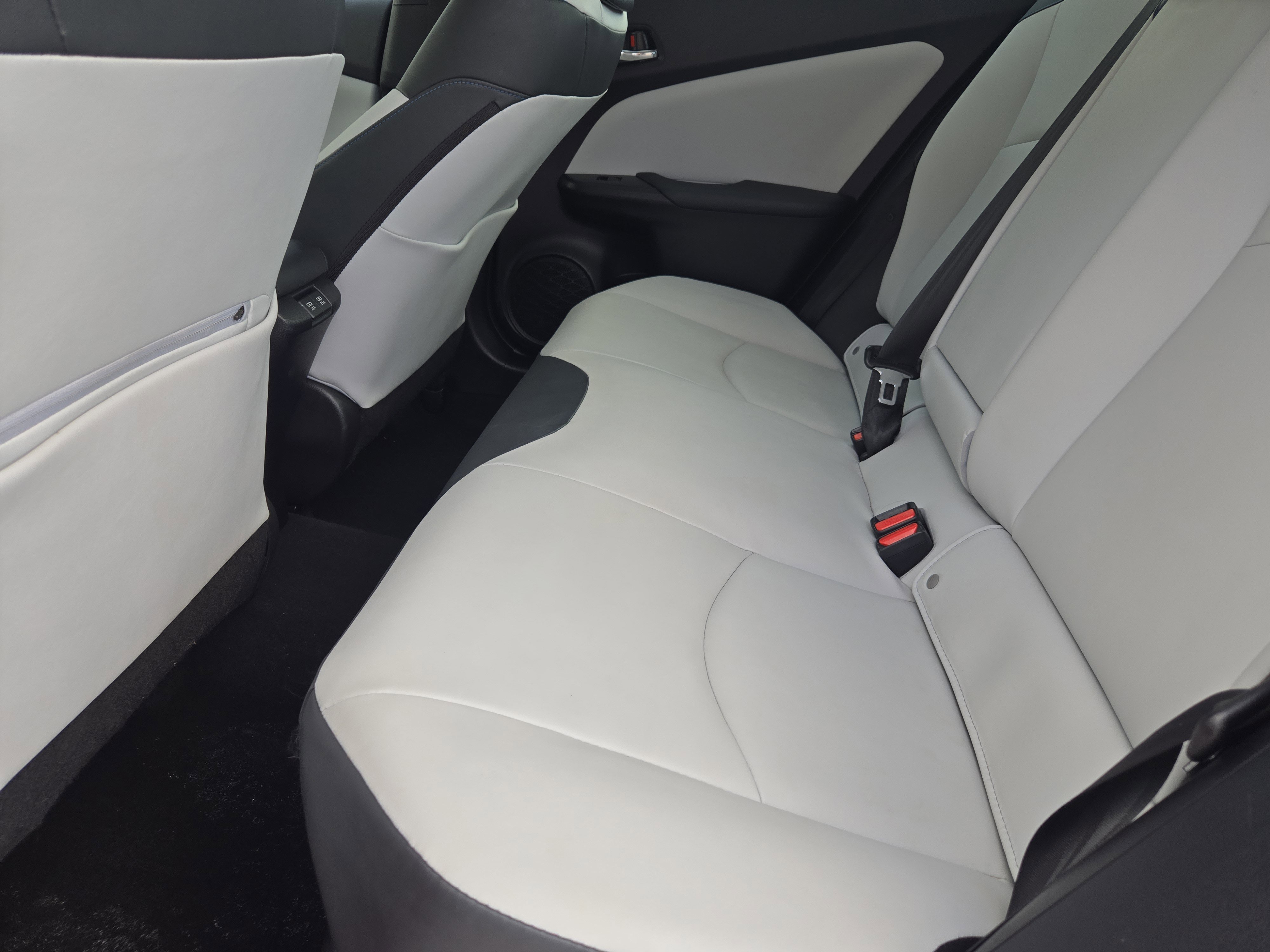 Used 2022 Toyota Prius Limited image 32