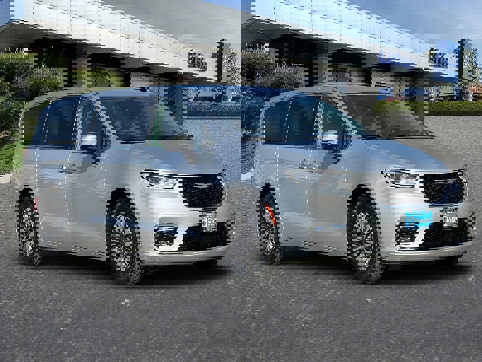 Used 2023 Chrysler Pacifica Touring-L image 10