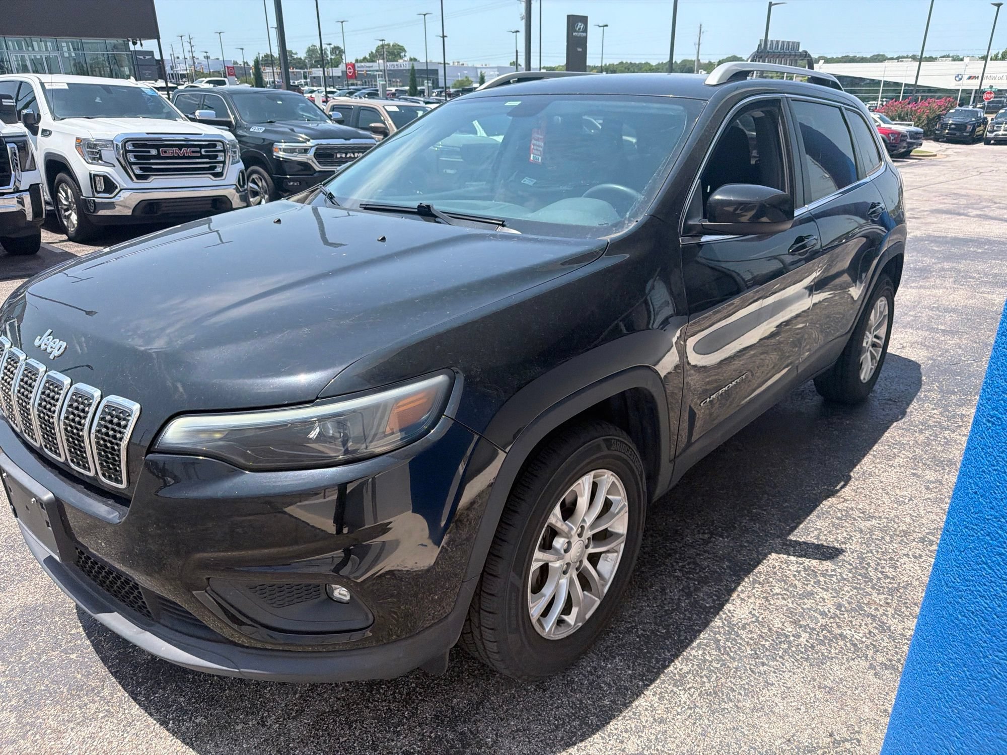 Used 2019 Jeep Cherokee Latitude w/ Cold Weather Group AWD/4WD image 2