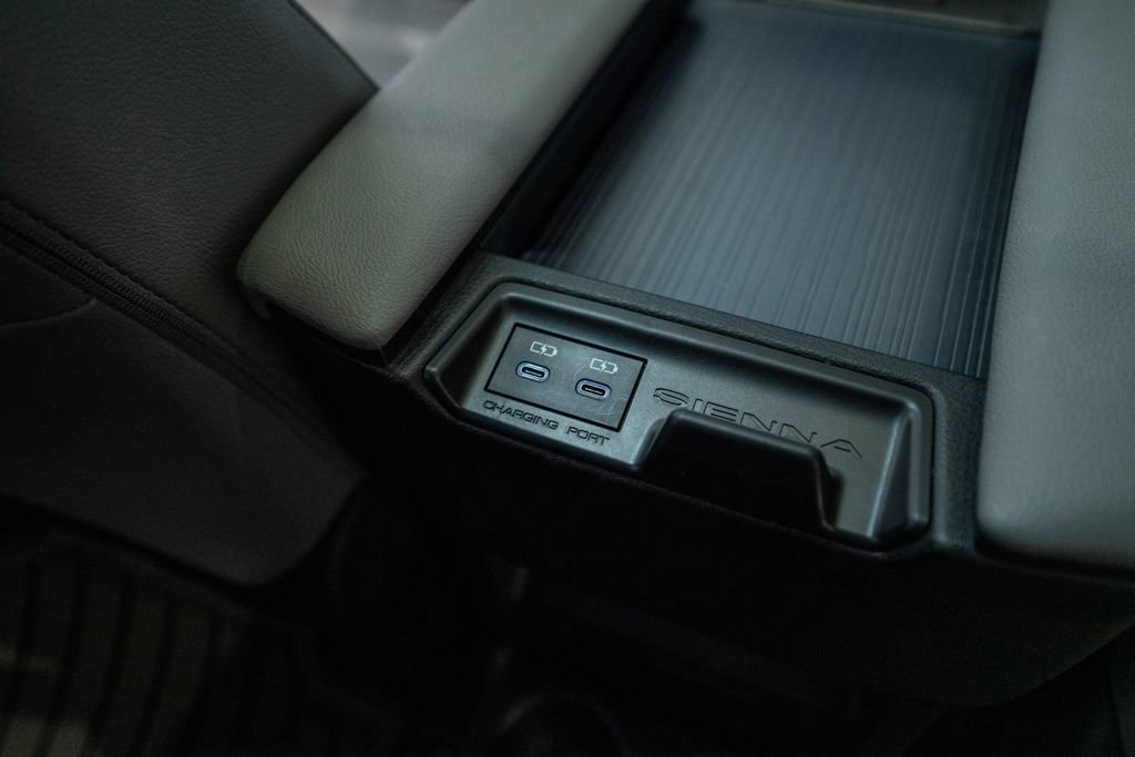 Used 2025 Toyota Sienna XLE AWD/4WD image 42