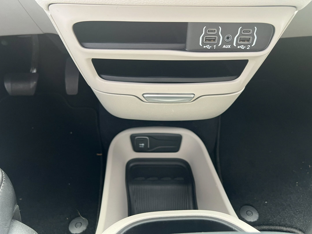 Used 2023 Chrysler Pacifica Touring-L image 27
