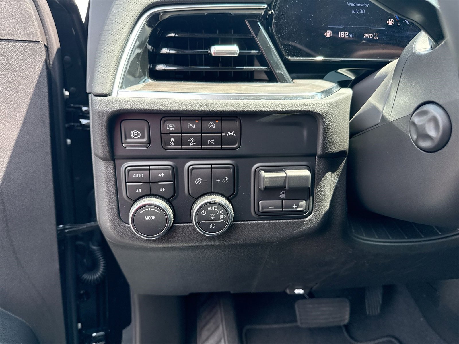 New 2025 Chevrolet Suburban Premier w/ Sun And Tow Package image 18