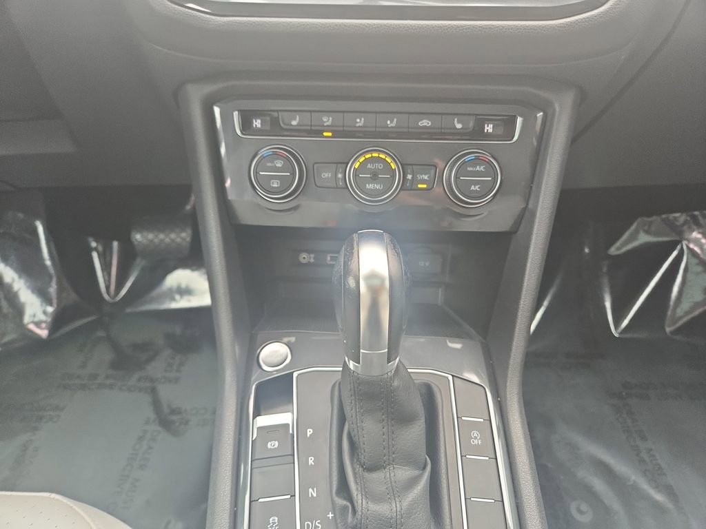 Used 2018 Volkswagen Tiguan SE w/ Panoramic Sunroof Package image 11