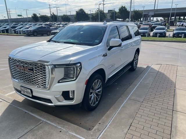 Used 2021 GMC Yukon XL Denali AWD/4WD image 3