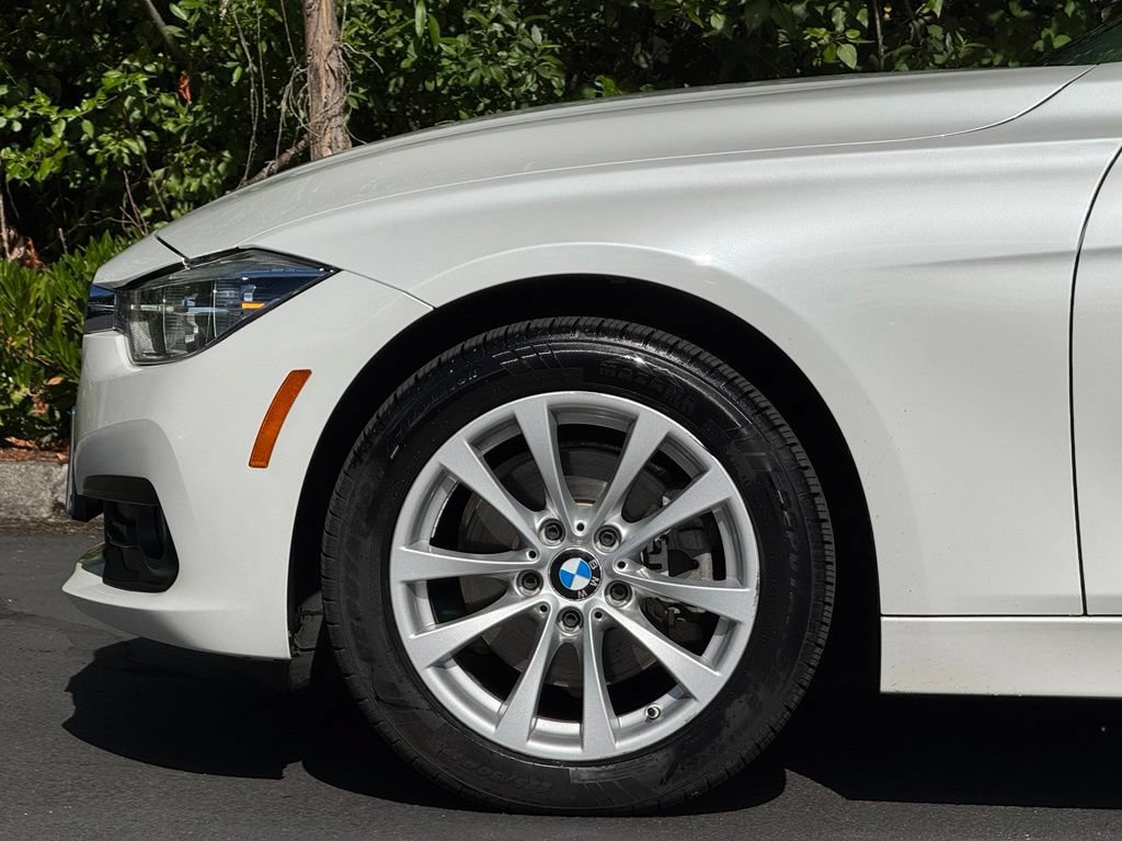 Used 2018 BMW 320i xDrive Sedan w/ Premium Package AWD/4WD image 4