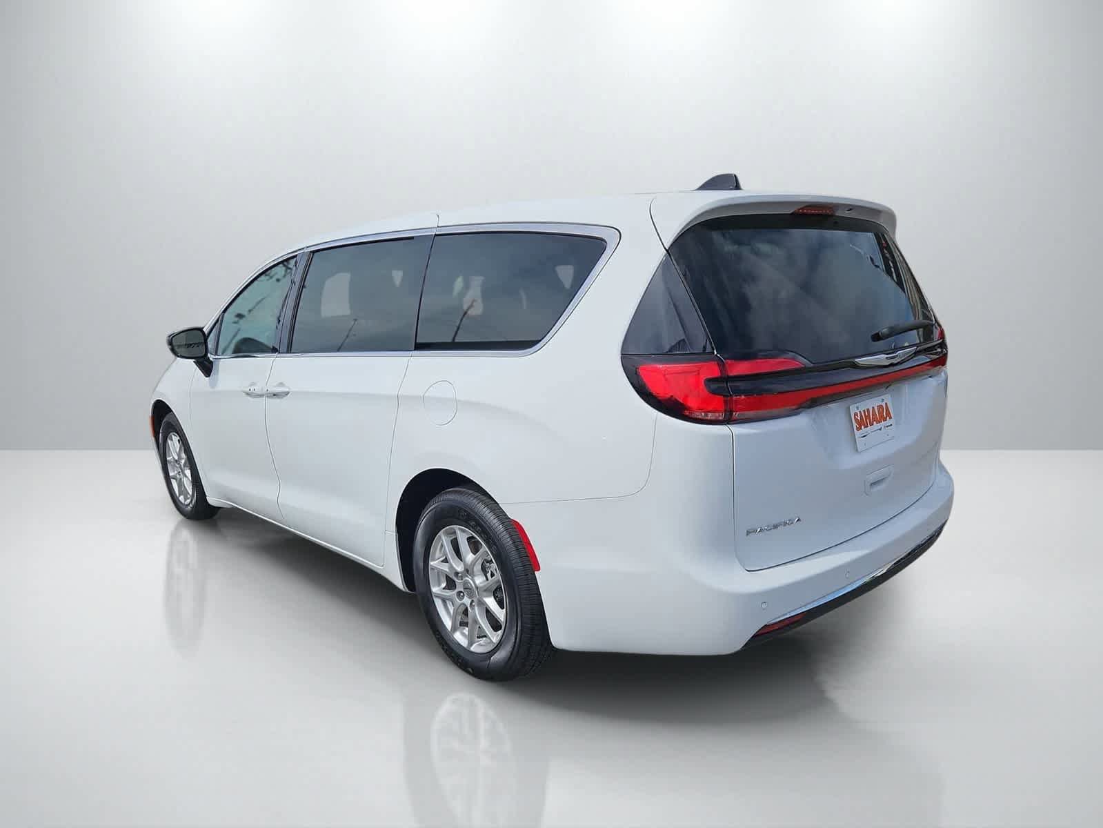 Used 2024 Chrysler Pacifica Touring-L FWD image 9